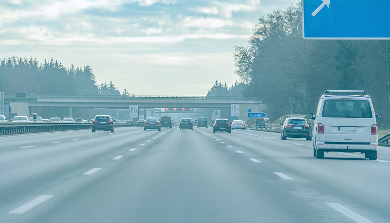 coches circulando por la carretera en semana santa siguiendo los 7 consejos para preevenir accidentes en semana santa